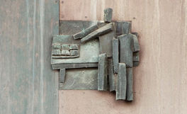 Reliefs auf der Eingangstür   |   Foto__Paavo Blåfield